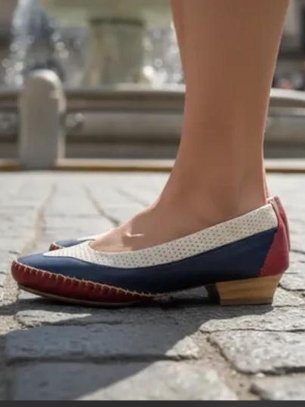 COUROS LINE- Tricolor flats with navy blue, beige, and red color blocking.